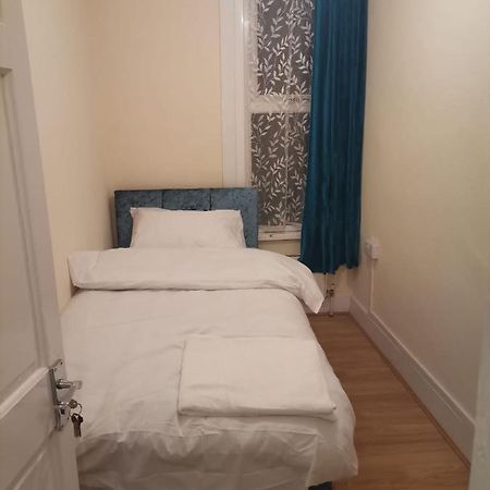 Single Bedroom Near London Seven Kings Train Station Ilford Exterior photo